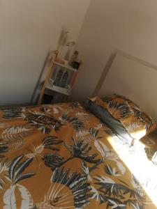 - une chambre avec un lit et une couette dans l'établissement Le caillou Blanc, à Charleroi