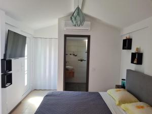 een slaapkamer met een bed en een badkamer bij Rooms Ancora in Savudrija