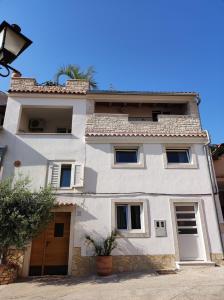 una grande casa bianca con piano aventh di Sweet House and Apartment a Rovigno (Rovinj)