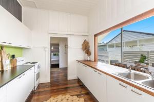 A kitchen or kitchenette at High Three - Downtown Beach House