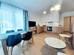 Virtuvė arba virtuvėlė apgyvendinimo įstaigoje Apartamenty Aleksandry _ Flotylla