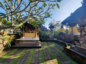 un patio con un altar baptismificialificificialificialificialificialificialificialificial en Sahadewa House, en Ubud