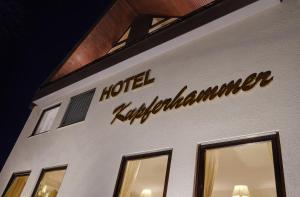 un cartello hotel sul lato di un edificio di Hotel Am Kupferhammer a Tubinga