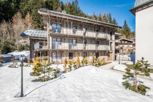 un condominio nella neve con alberi di Le Globe Argentière Chamonix - by EMERALD STAY a Chamonix-Mont-Blanc