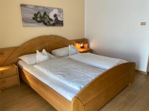 Una cama o camas en una habitación de Hotel Gasthof WASTL