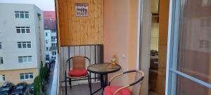 een balkon met een tafel en stoelen bij Andi Apartment in Sibiu