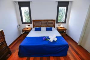 A bed or beds in a room at Villa Girasol piscina climatizada Planet Costa Dorada