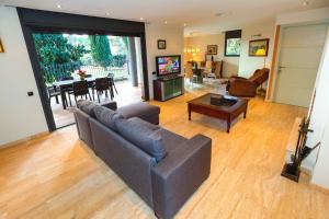 A seating area at Villa Girasol piscina climatizada Planet Costa Dorada