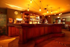 un bar dans un pub avec une horloge au mur dans l'établissement EuroParcs De Hooge Veluwe, à Arnhem