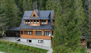 El edificio en el que está el chalet de montaña