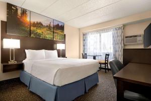 Cama ou camas em um quarto em Days Inn by Wyndham Fort Collins