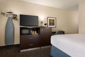 Cama ou camas em um quarto em Days Inn by Wyndham Fort Collins