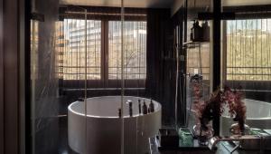 Bathroom sa Roomers, Frankfurt, a Member of Design Hotels