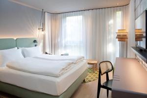 Säng eller sängar i ett rum på Hotel Indigo Vienna - Naschmarkt, an IHG Hotel