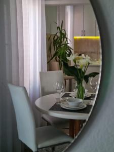 um espelho de sala de jantar com uma mesa e cadeiras em Harmony cozy home em Podgorica