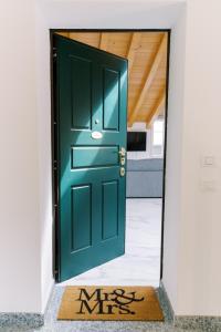 uma porta verde com um tapete em frente em CASA KING 2 em Como