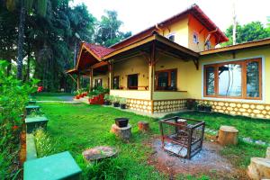 Κήπος έξω από το SaffronStays Coorg Toddy Farms, Coorg