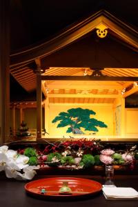 een rode plaat op een tafel met bloemen erop bij Cerulean Tower Tokyu Hotel, A Pan Pacific Partner Hotel in Tokyo