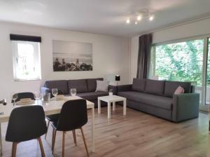 sala de estar con sofá y mesa en Central Apartment Flensburg, en Flensburg