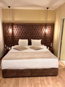 - une chambre avec un grand lit et 2 oreillers dans l'établissement Paris Luxury Guest House - CDG Aéroport, à Roissy-en-France