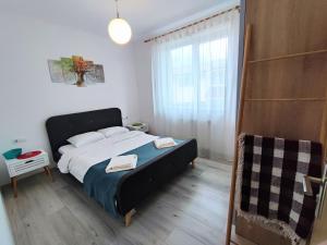 Кровать или кровати в номере Quiet and Cozy 2 bedroom flat with free parking included