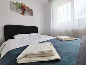 Кровать или кровати в номере Quiet and Cozy 2 bedroom flat with free parking included