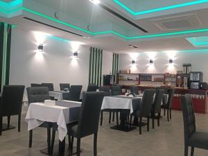 Hotelik Amber tesisinde bir restoran veya yemek mekanı