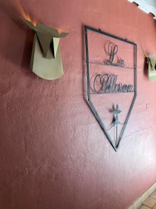 een roze taart met de woorden "wees menselijk aan de muur" bij Hôtel Le Blason in Amboise