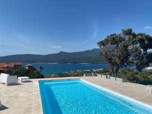 - une piscine avec vue sur l'eau dans l'établissement Résidence Figarella, à Propriano