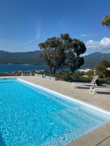 - une piscine avec vue sur l'eau dans l'établissement Résidence Figarella, à Propriano