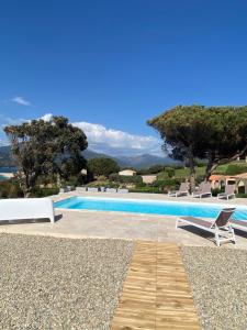 Cette villa avec vue dispose d'une piscine. dans l'établissement Résidence Figarella, à Propriano