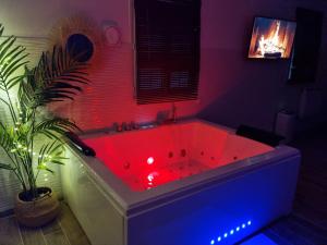 in Saint-Prix L'ÉVASION ROMANTIQUE Suite de luxe Spa privé 20 min Paris et 10 min Enghien les bains की गैलरी इमेज