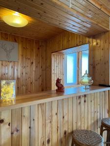 Habitación de madera con encimera con sillas y ventana en BSG Villa - Sinaia, en Sinaia