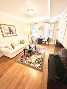 Ruang duduk di COZY DOWNTOWN APARTMENT-Naval Academy Vicinity