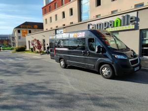 uma carrinha preta estacionada em frente a um edifício em Première Classe Roissy - Aéroport CDG - Le Mesnil-Amelot em Le Mesnil-Amelot