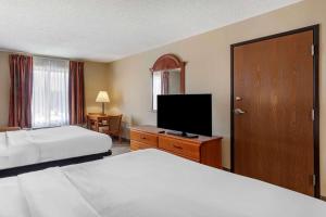 RockportにあるQuality Inn & Suites Rockport - Owensboro Northのベッド2台、薄型テレビが備わるホテルルームです。