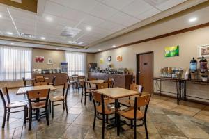 RockportにあるQuality Inn & Suites Rockport - Owensboro Northのテーブルと椅子のあるレストラン、バー