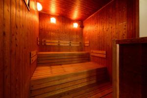 een houten sauna met een houten vloer en houten wanden bij Montein Hotel in Kitakami