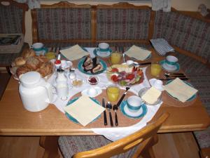 Comida na casa de hóspedes ou em algum lugar perto