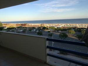 einen Balkon mit Blick auf einen Parkplatz in der Unterkunft Casa ao Mar in Monte Gordo