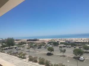 Blick auf einen Parkplatz mit dem Meer im Hintergrund in der Unterkunft Casa ao Mar in Monte Gordo