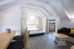 um quarto com uma cama, um sofá e uma mesa em Villa Elia Resort em Lefkada Town