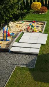 Children's play area sa APARTAMENTY JEDYNE TAKIE....