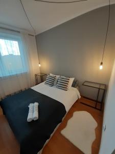 ein Schlafzimmer mit einem Bett mit zwei Paar Schuhen darauf in der Unterkunft AnJa Apartment in Sandomierz