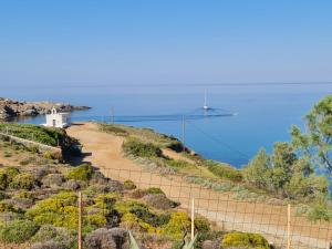 uma vista para o oceano a partir de uma colina em Villa Ateni em Gavrio