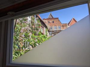 una ventana de un edificio con vistas en BacksteinFlair - LüneMitte, en Lüneburg