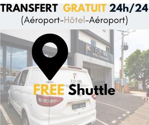 IvatoFLY INN Madagascar HOTEL - Navette GRATUITE H24 - à 300m de l'Aéroport International Ivato-Antananarivo的停泊在停车场的汽车,提供免费班车服务