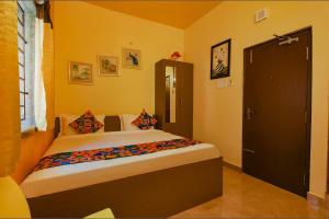 1 dormitorio con 1 cama en una habitación en FabHotel Vijaylakshmi Stay Inn - Nr Meenambakkam Metro Station, en Chennai