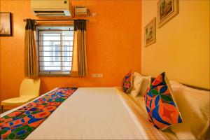 1 dormitorio con 1 cama grande en una habitación en FabHotel Vijaylakshmi Stay Inn - Nr Meenambakkam Metro Station, en Chennai