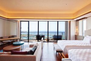 Okinawa Prince Hotel Ocean View Ginowan tesisinde bir odada yatak veya yataklar